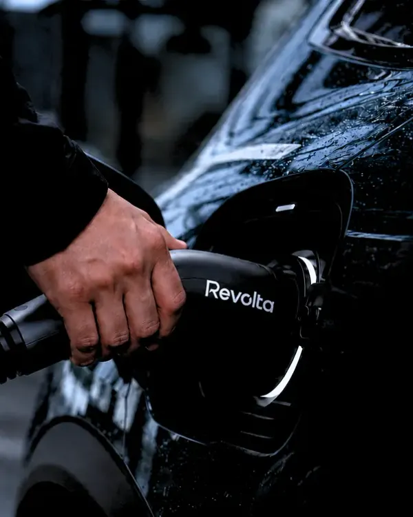 Usuario enchufando un vehículo eléctrico
